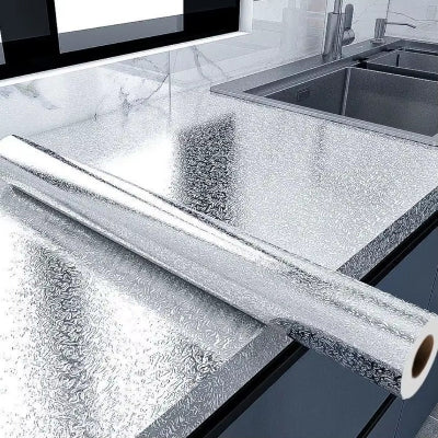Samolepljiva aluminijumska folija za kuhinju. Vodootporna zastita za kuhinjski pult i radne povrsine. Srebrna boja, otporna na ulje.