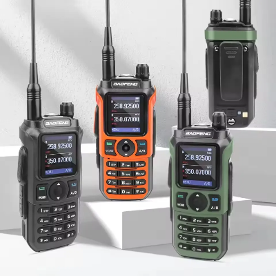 Baofeng voki toki radio stanica multiband model u crnoj narandzastoj i zelenoj boji profesionalna radio komunikacija.