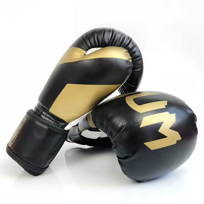 Par profesionalnih bokserskih rukavica u crnoj i zlatnoj boji, dizajnirane za borilacke sportove, boks i kickboks. Izdrzljive i moderne.