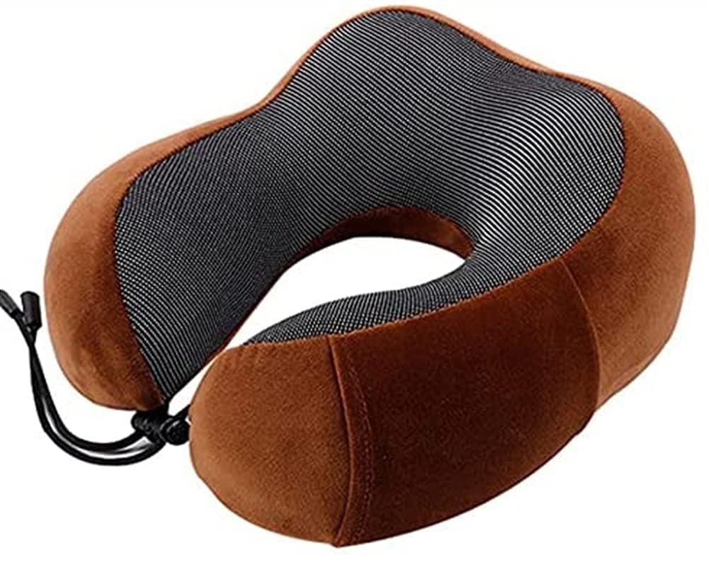 Fotografija prikazuje braon jastuk za vrat sa svetlosivim prugastim detaljima u obliku slova "U". Jastuk leži na beloj površini, a vide se i crne vezice sa plastičnim krajevima.