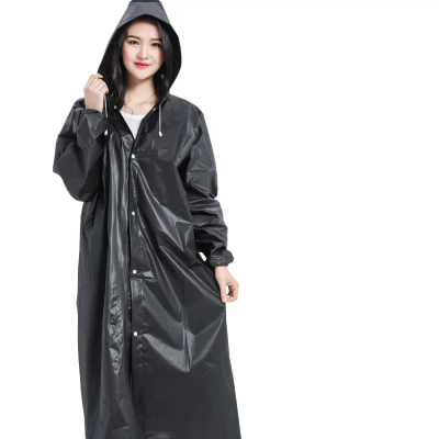 Zena u crnoj dugackoj kabanici mantil za kisu vodootporna jakna sa kapuljacom elegantan moderan model