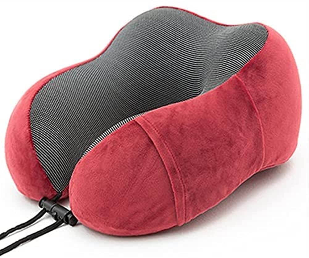 Fotografija prikazuje crveni jastuk za vrat sa svetlosivim prugastim detaljima u obliku slova "U". Jastuk leži na beloj površini, a vide se i crne vezice sa plastičnim krajevima.