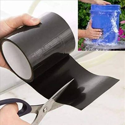 Flex Tape vodootporna traka, osoba sece i koristi traku, idealna za popravke creva, kanti, bazena, sprecava curenje