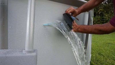 Flex Tape vodootporna traka se nanosi na pukotinu sa vodom, zaustavlja curenje i zatvara rupu, demonstracija snage trake