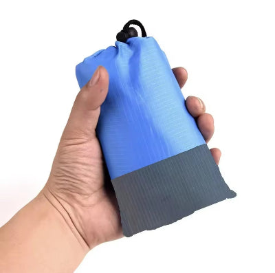 Kompaktna prostirka za plazu spakovana u torbicu, prikazuje se test vodootpornosti i trajnosti materijala. Laka za nosenje.