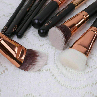 Detaljni krupni plan Zoeva cetkice za lice profesionalne za puder i konturisanje rose gold premium sminka