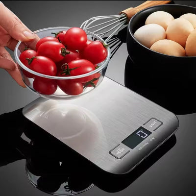 Merenje ceri paradajza na digitalnoj vagi. Svezi sastojci za zdravu ishranu, precizno izmereni.