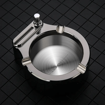 Detaljan prikaz metalne pepeljare sa integrisanim paljenjem. Cvrsta izrada, hrom finis. Praktican poklon za pusace.