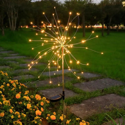 Solarna bastenska lampa sa toplo belim svetlom u obliku vatrometa stvara romanticnu atmosferu u dvoristu.