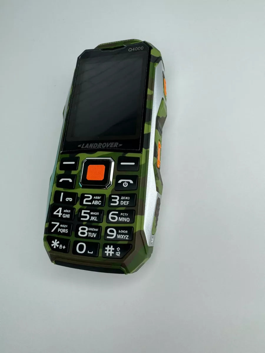 Land Rover Q4000 telefon - prednja strana na beloj pozadini.