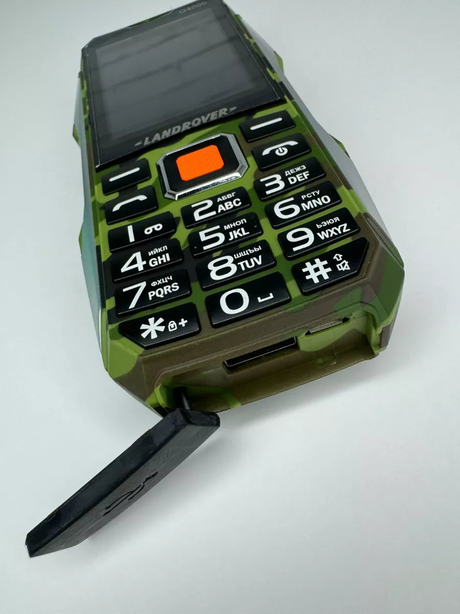 Telefon Landrover Q4000 sa otvorom na donjem delu za usb i punjenje telefona.