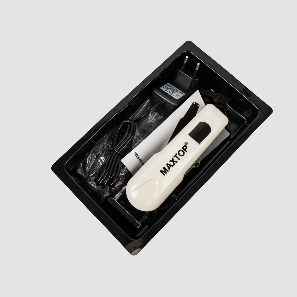Maxtop profesionalna električna mašinica za šišanje, sadržaj pakovanja sa mašinicom, punjačem, nastavcima i pratećim priborom.