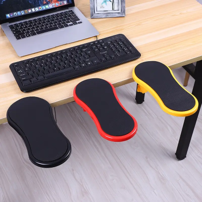 Set ergonomskih naslona za ruku u crvenoj, zutoj i crnoj boji pored tastature, idealni za opremanje radnog prostora.