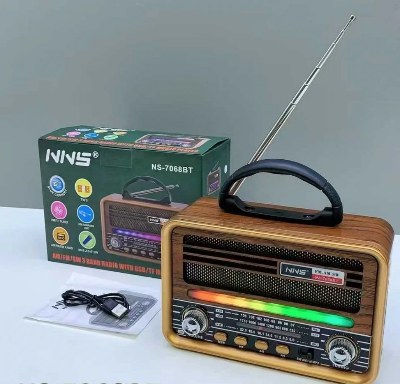 Prenosni radio tranzistor sa bluetooth zvucnikom i kablom za punjenje u originalnom pakovanju odlican prijem signala fm am sw radio