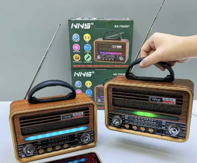 Prenosni retro radio tranzistor sa cvrstom rucicom za lako prenosenje mali zvucnik za muziku pogodan za izlete i boravak u prirodi