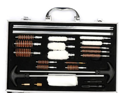 Detaljan pribor za odrzavanje vatrenog oruzja uredno spakovan u koferu. Idealno za lovce i ljubitelje streljastva.