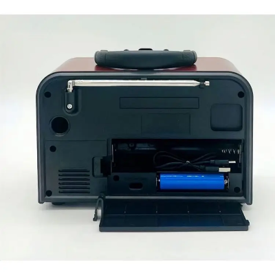 Zadnja strana retro bluetooth radija prikaz baterije koja se moze menjati punjiva litijumska baterija za prenosni radio sa zvucnikom.