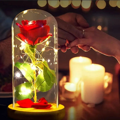 Crvena ruza pod staklom sa led svetlima romanticno osvetljenje poklon za devojku zenu godisnjica svecice dekoracija za zaljubljene
