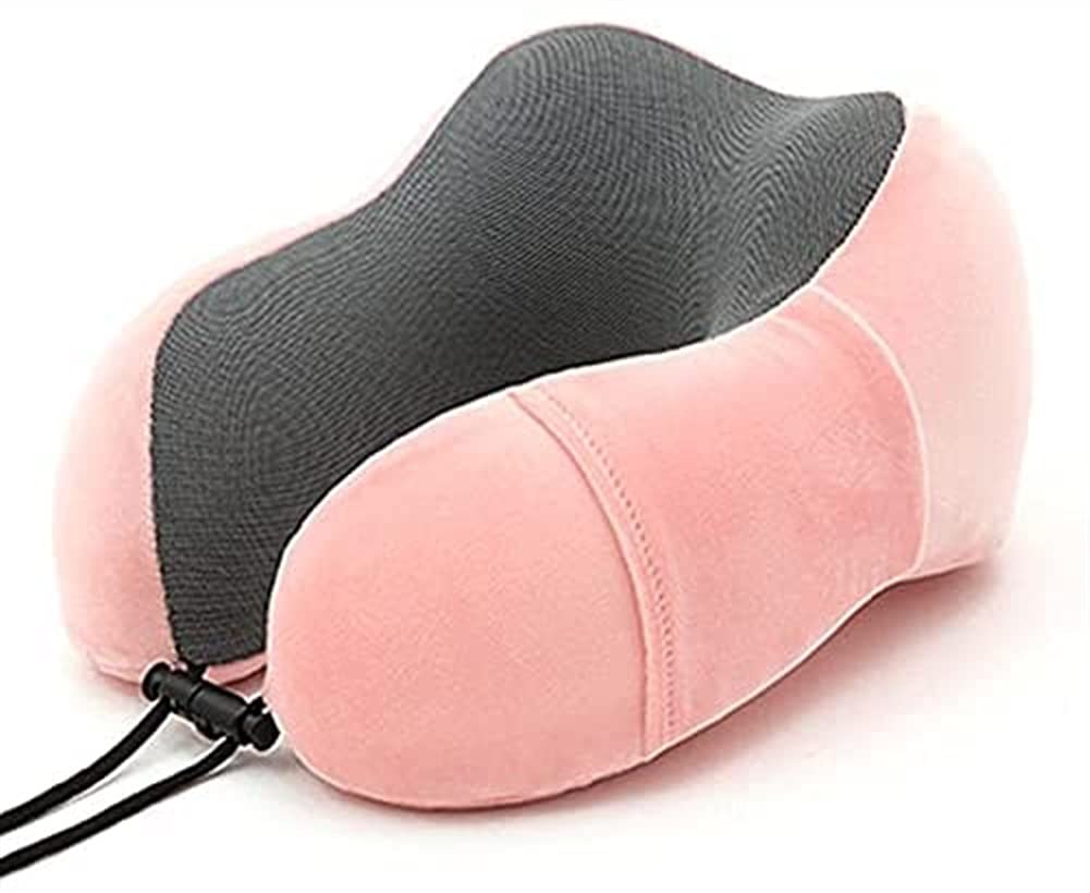 Fotografija prikazuje roze  jastuk za vrat sa svetlosivim prugastim detaljima u obliku slova "U". Jastuk leži na beloj površini, a vide se i crne vezice sa plastičnim krajevima.