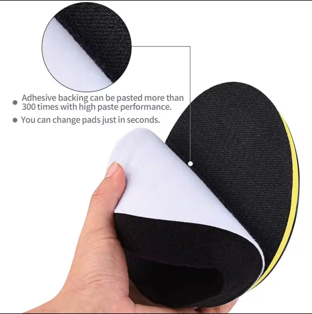 Ruka odlepljuje beli zaštitni sloj sa crnog diska za poliranje sa žutom ivicom, demonstrirajući samolepljivu pozadinu. Prikazane su i informacije o višekratnoj upotrebi i brzoj zameni diskova.