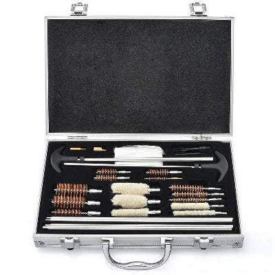 Veliki set za ciscenje oruzja u otvorenom aluminijumskom koferu. Komplet sadrzi cetke, sipke i pribor za odrzavanje oruzja.