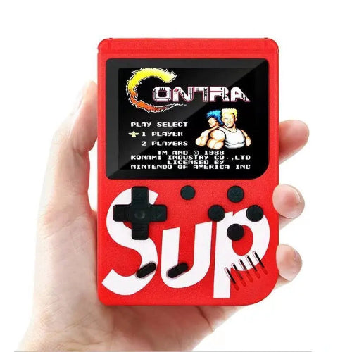 Sup retro konzola sa 400 igrica ukljucujuci Contru. Crvena prenosiva konzola, spremna za igranje, sa pratecim kablovima
