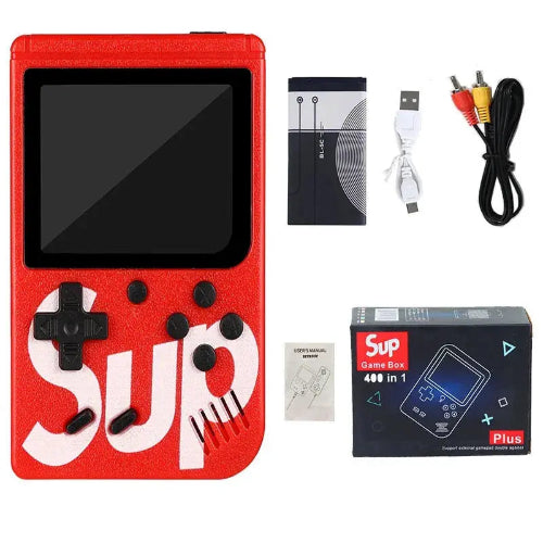 Crvena Sup retro konzola sa 400 ugradjenih igrica. Kompletno pakovanje sa AV kablovima za TV i USB kablom za punjenje.