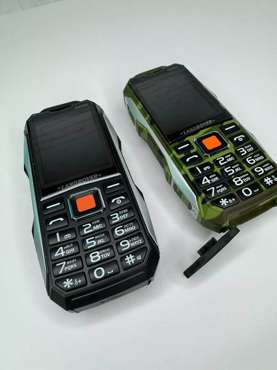 Prikaz modela telefona Landrover Q4000 u dve nijanse na beloj pozadini.