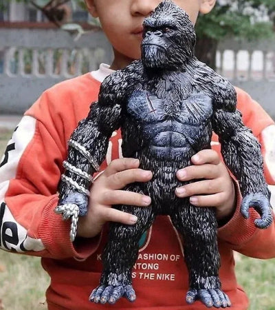 Poredjenje velicine akciona figura King Kong gorila u rukama deteta najbolji odnos cena kvalitet