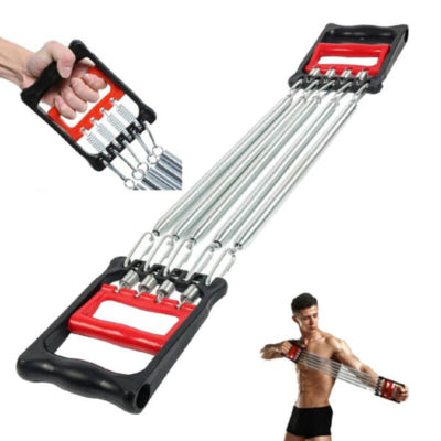 Muskarac koristi opruzni razbojnik za vezbe grudi. Prikazane razlicite pozicije za efikasan trening.