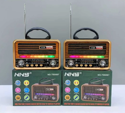 Set retro radio tranzistora sa RGB osvetljenjem mali prenosni zvucnik za kucu i putovanja podrzava sve muzicke formate i radio stanice