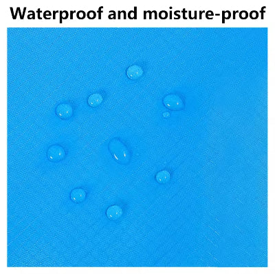 Detaljan prikaz plave tkanine sa kapljicama vode, istice vodootpornost i otpornost na vlagu materijala, idealno za plazu i izlete.