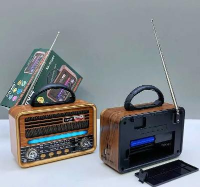 Zadnja strana retro bluetooth radija prikaz ulaza za punjenje i portova punjiva baterija za dugotrajno slusanje muzike i radia