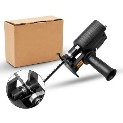 Kompaktni adapter za busilicu sa ruckom i listom testere. Prikazan u kutiji, spreman za brzu isporuku.