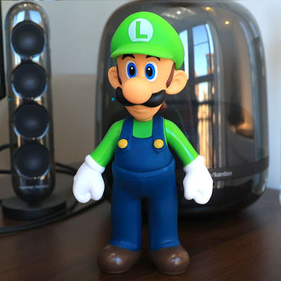 Detalj akcione figure Luigia igracka iz crtaca i video igre kolekcija super mario braca