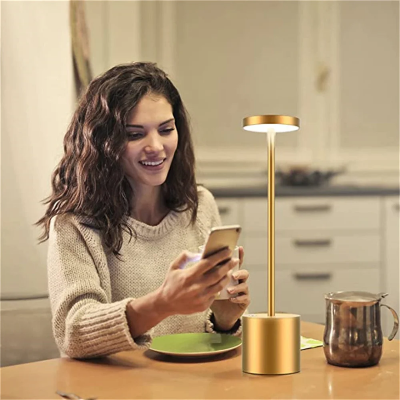 zena uziva domaca atmosfera bezicna lampa za sto toplo svetlo punjiva led