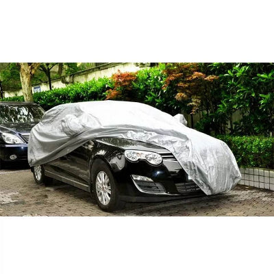 Auto cerada na crnom automobilu koji je parkiran.