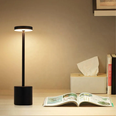 crna bezicna lampa za sto ambijentalno svetlo led prenosna punjiva dizajn