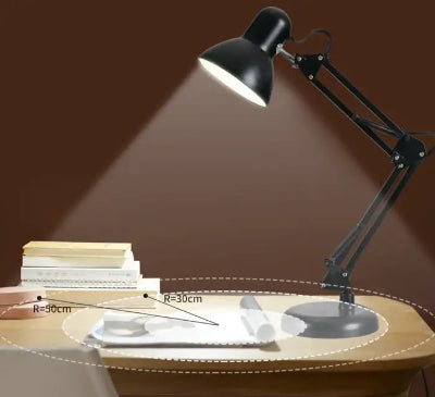 Crna podesiva stona lampa, idealna za radni sto, sa metalnim telom. Lampa ima podesivu ruku za optimalno osvetljenje, pogodna za citanje, ucenje i rad u kancelariji.