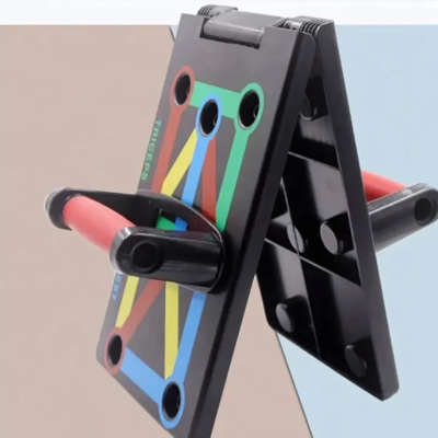 Detaljan prikaz preklopne daske za sklekove. Razlicite boje oznacavaju grupe misica za precizan trening.