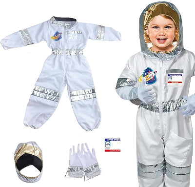 Kompletan deciji kostim astronauta sa odelom, rukavicama i kacigom. Prikaz deteta koje nosi kostim, idealan za maskenbal ili igru.