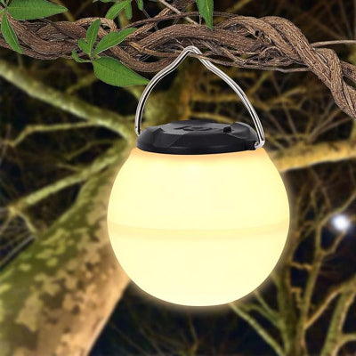 Prikaz lampe koja visi na grani drveta u mraku, stvara toplo i prijatno ambijentalno osvetljenje, odlicna za bastu i dvoriste.