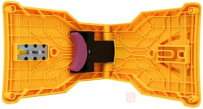 Prikaz delova prenosnog ostraca lanca za motornu testeru, sa brusnim kamenom i mehanizmom za fiksiranje.