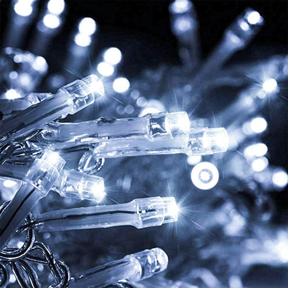 Detalj belih LED novogodisnjih lampica na zici