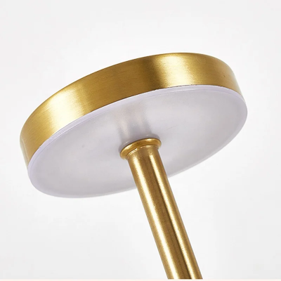 krupni plan lampe zlatna boja led osvetljenje dizajn enterijer