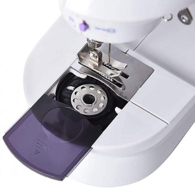 Detaljan prikaz stopice i navlacenja konca na mini sivacoj masini. Obezbedjuje jasan uvid u delove masine, lakse koriscenje.