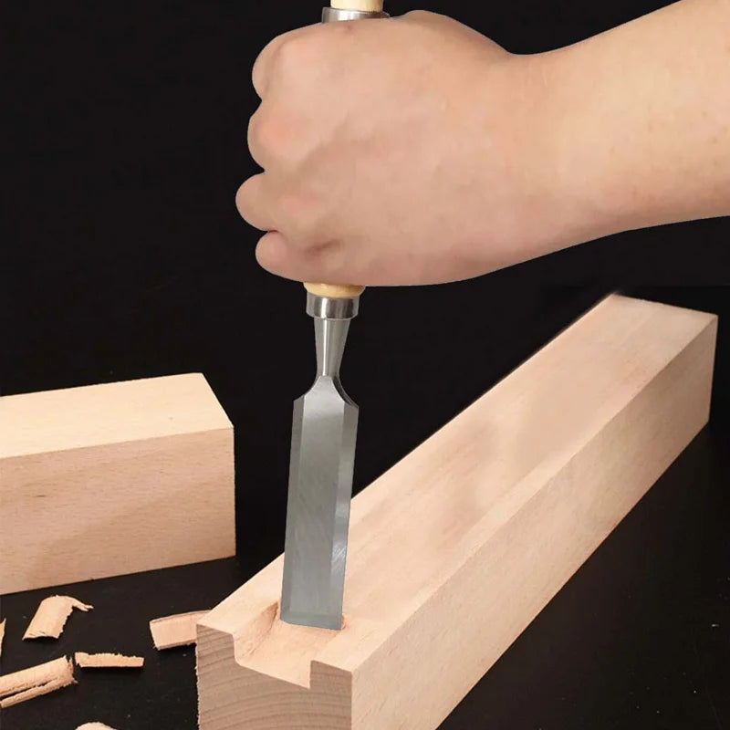 Profesionalno dleto za drvo u upotrebi. Rucna obrada drvene grede za izradu zljeba, deo stolarstva i izrade namestaja.