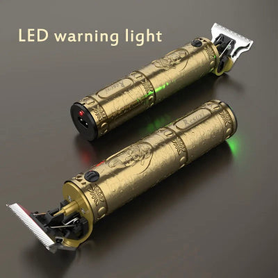 Elegantna zlatna elektricna masinica za kosu. Uredjaj je prikazan sa upaljenim LED indikatorom, sto olaksava pracenje stanja baterije i omogucava jednostavno koriscenje.