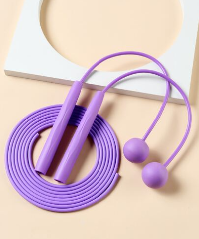 Ljubicasti fitnes konopac za preskakanje sa tegovima. Idealna oprema za kardio trening, boks i vezbe za celo telo.