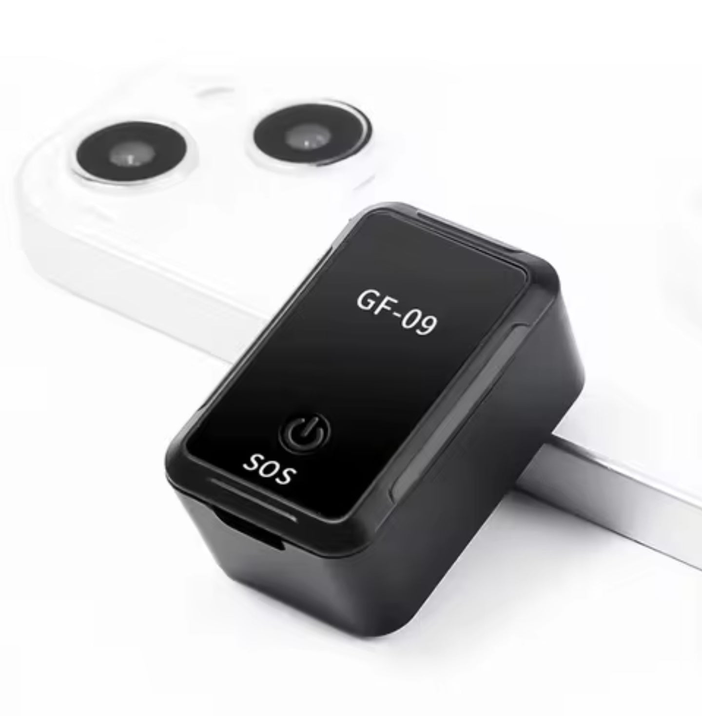 Crni GF-09 mini GPS tracker pored bele mobilne telefonske slusalice. Na trackeru pise GF-09, ikonica za paljenje i SOS.